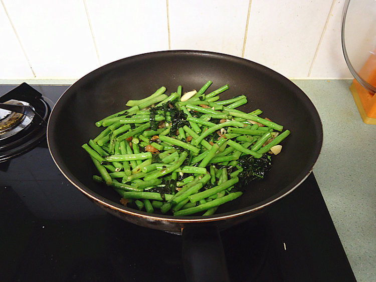 紫苏虾米炒豆角步骤9
