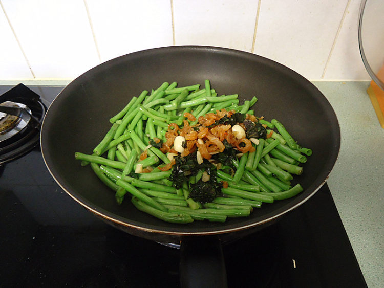 紫苏虾米炒豆角步骤8