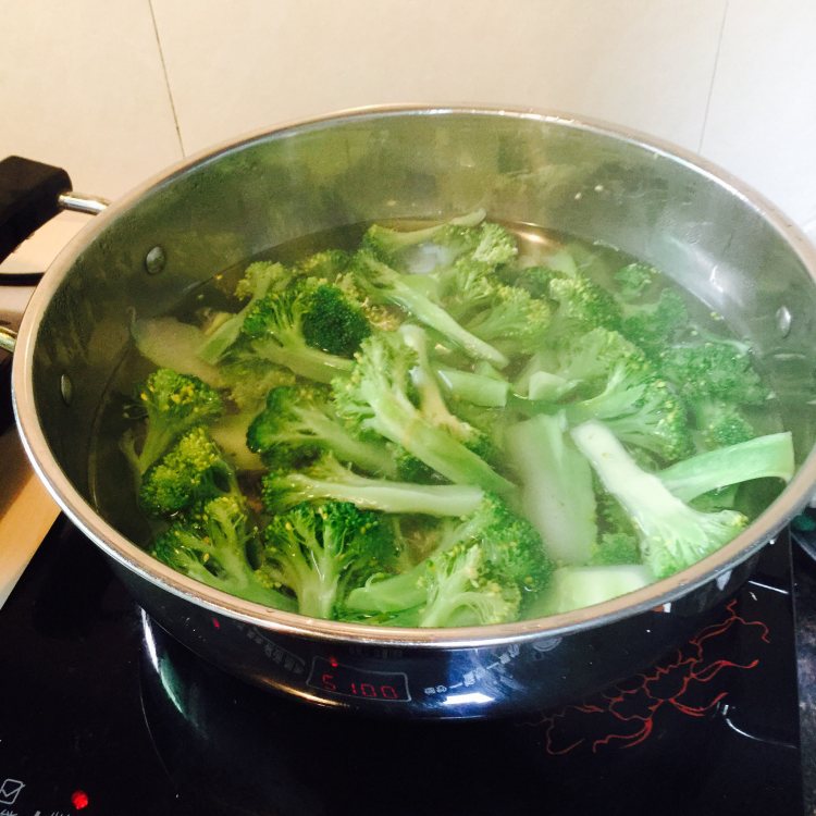 肉片炒西兰花步骤6