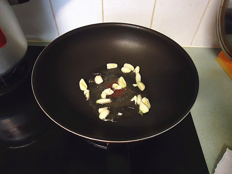 蒜头紫苏炒豆角步骤3