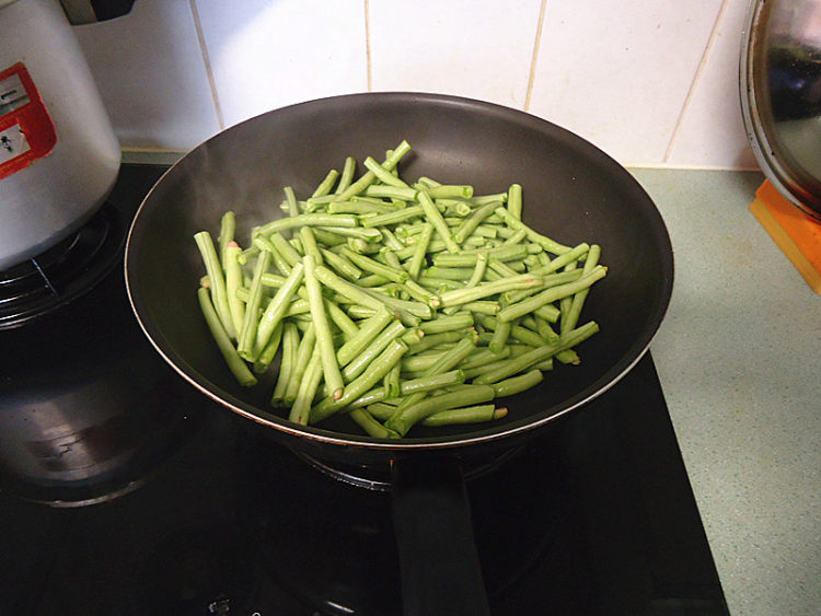 蒜头紫苏炒豆角步骤5