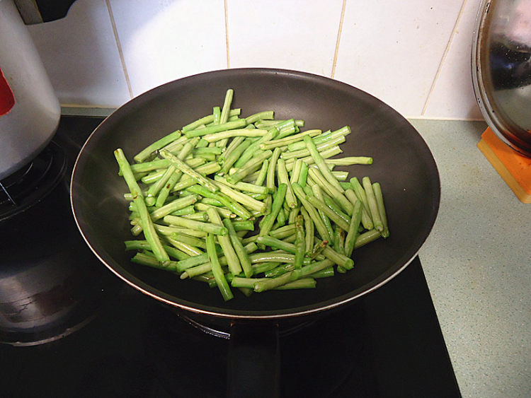 蒜头紫苏炒豆角步骤6