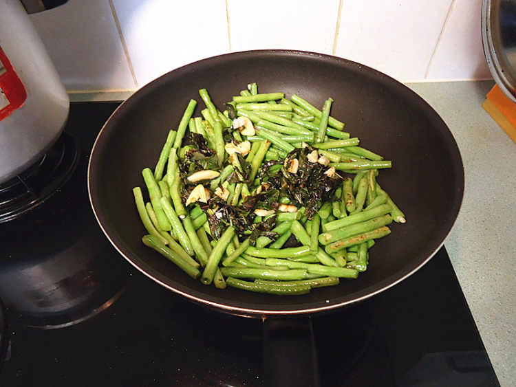 蒜头紫苏炒豆角步骤7
