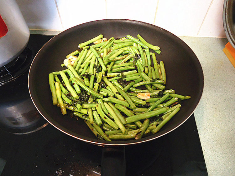 蒜头紫苏炒豆角步骤8