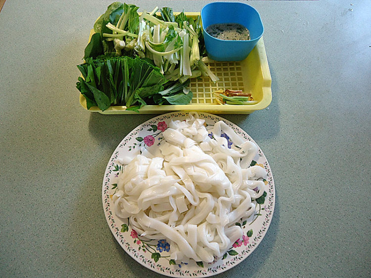 菜心鸡蛋炒河粉步骤2