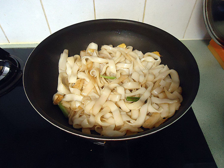 菜心鸡蛋炒河粉步骤8