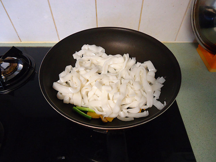 菜心鸡蛋炒河粉步骤7