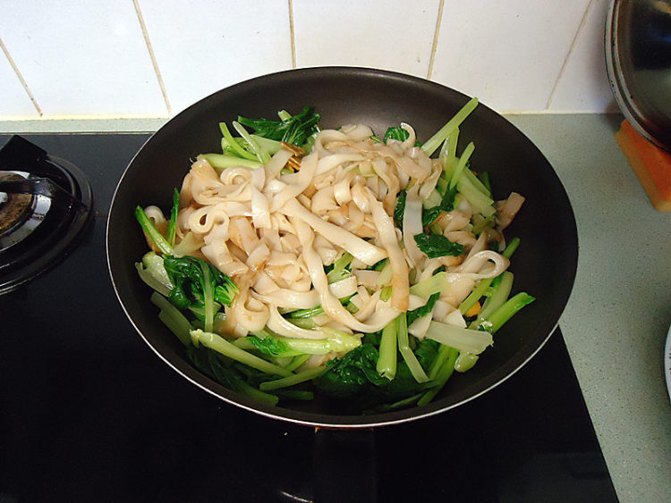菜心鸡蛋炒河粉步骤9
