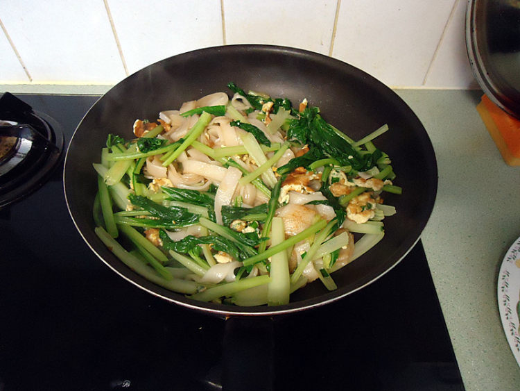 菜心鸡蛋炒河粉步骤10