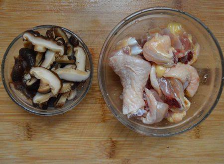 香菇鸡腿煲仔饭步骤2
