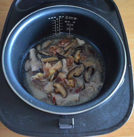 香菇鸡腿煲仔饭步骤7