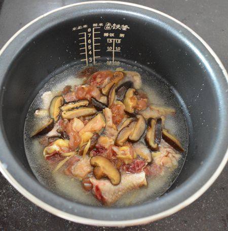 香菇鸡腿煲仔饭步骤6