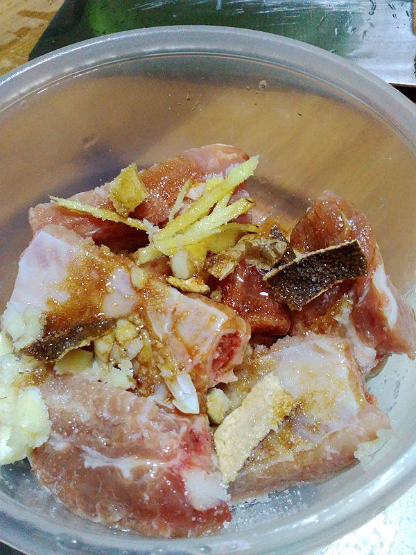 洋葱蒜苗炒排骨步骤2