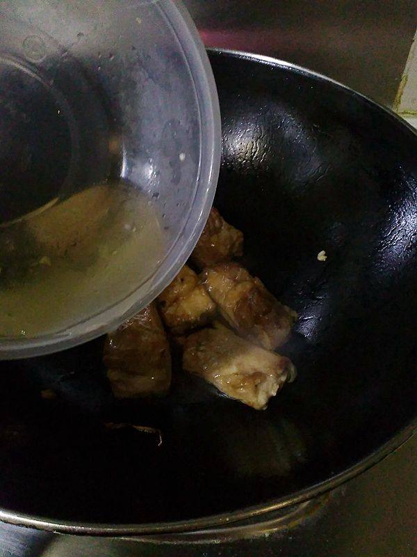 洋葱蒜苗炒排骨步骤5