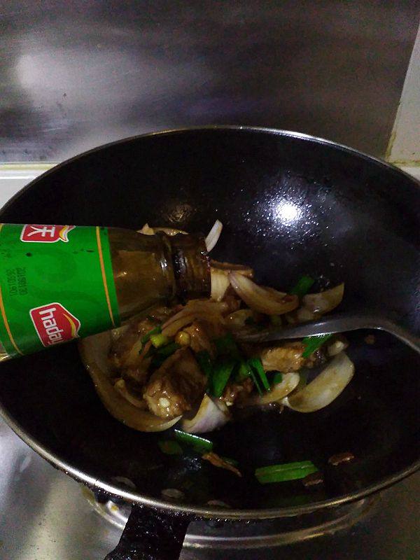 洋葱蒜苗炒排骨步骤9