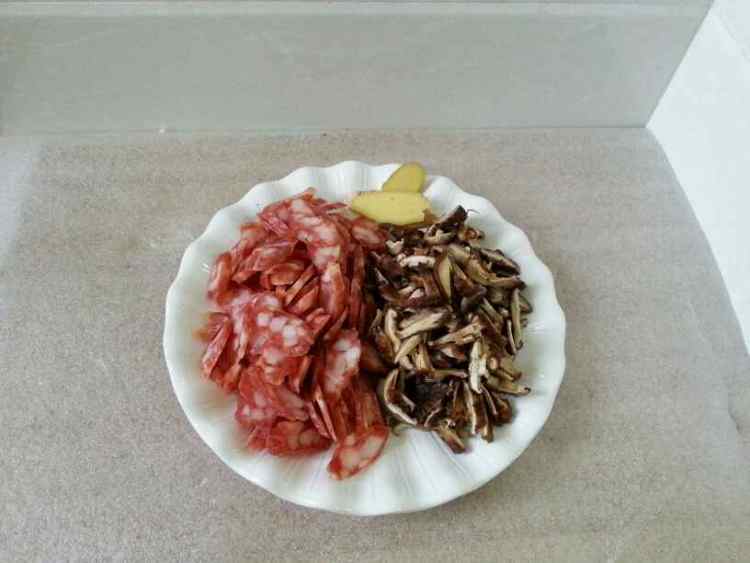 香菇腊肠饭步骤4