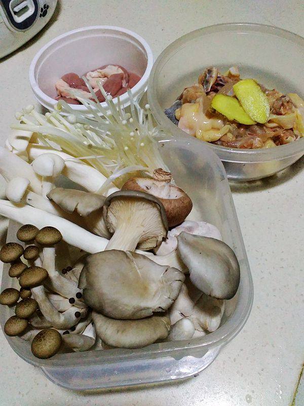 鲜鸡杂菇煲步骤1