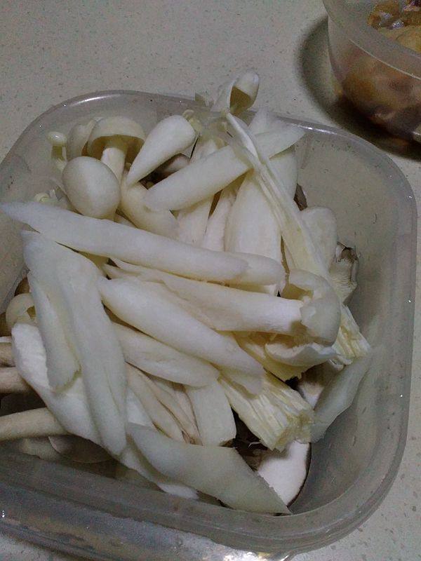 鲜鸡杂菇煲步骤4