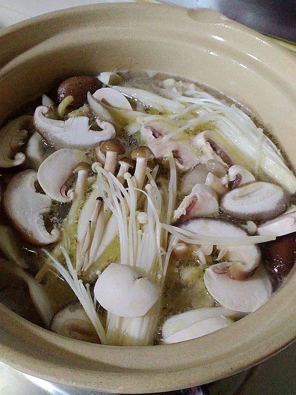 鲜鸡杂菇煲步骤7