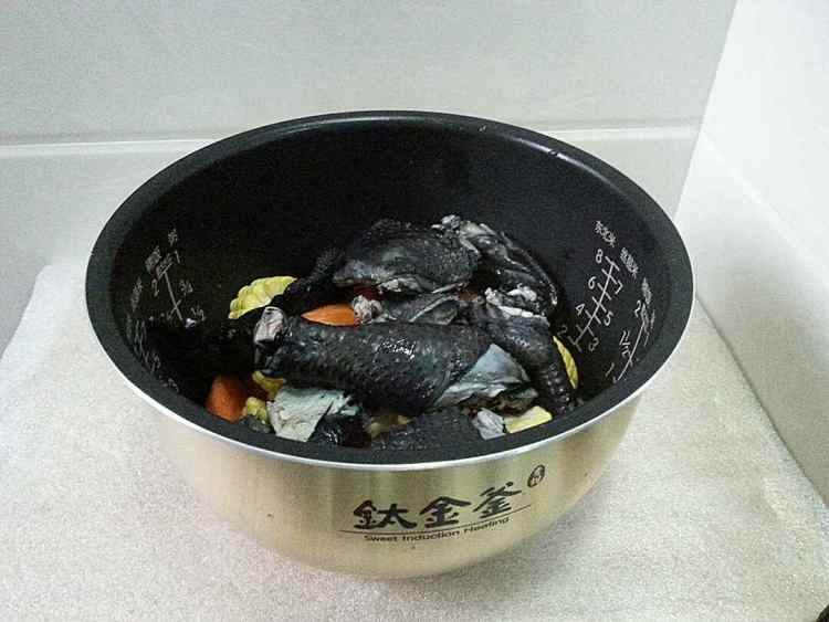 粟米胡萝卜竹丝鸡汤步骤6