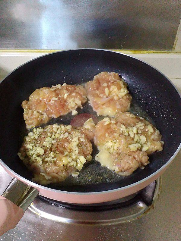 蒜蓉迷迭香煎鸡扒步骤4