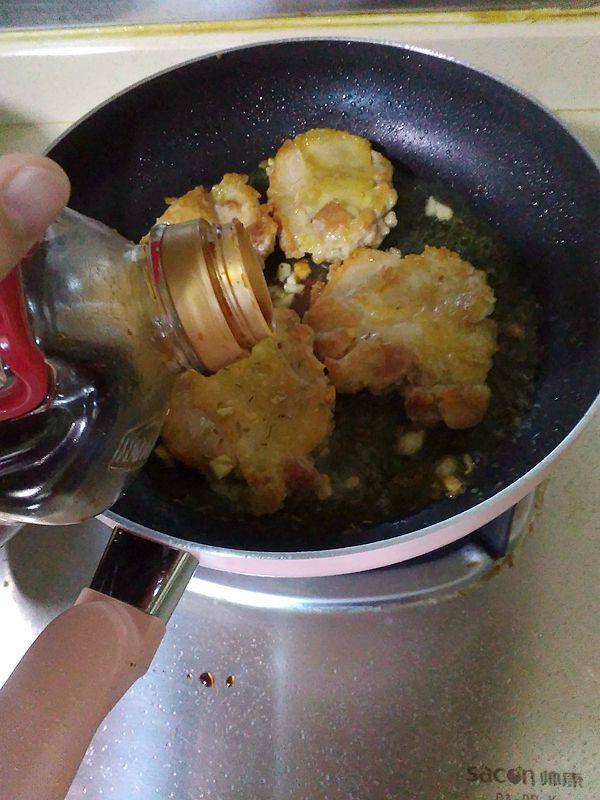 蒜蓉迷迭香煎鸡扒步骤6