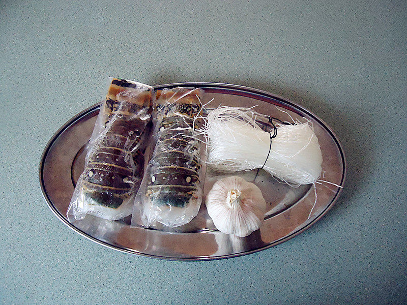 蒜蓉粉丝蒸龙虾尾步骤1