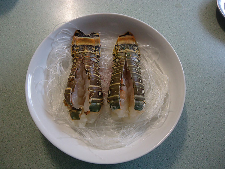 蒜蓉粉丝蒸龙虾尾步骤4