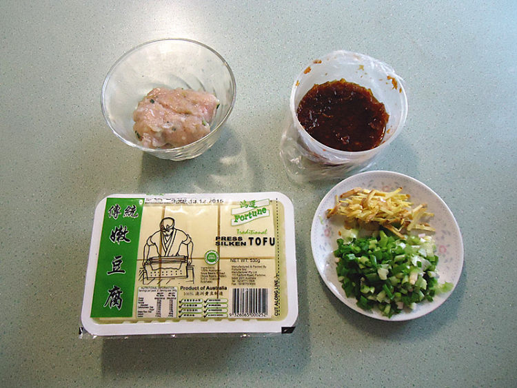 XO酱浇汁鱼滑酿豆腐步骤1