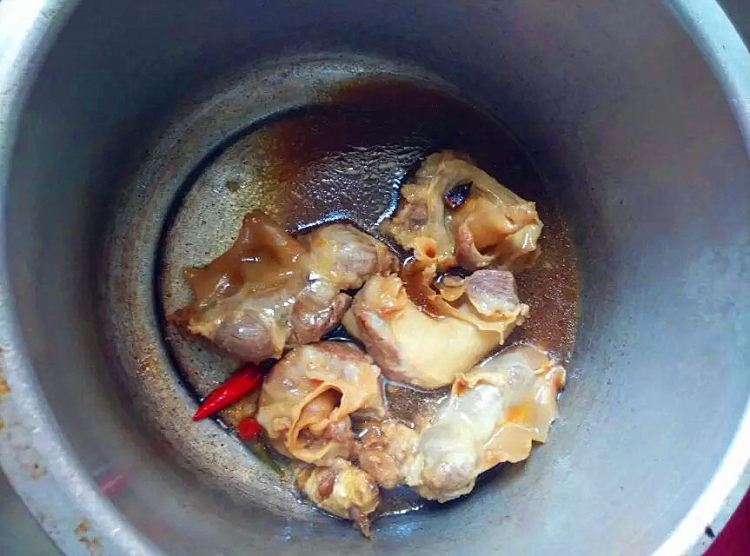 酱焖隔山肉步骤7