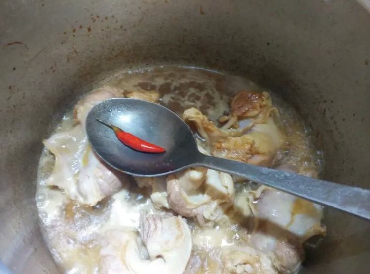 酱焖隔山肉步骤6