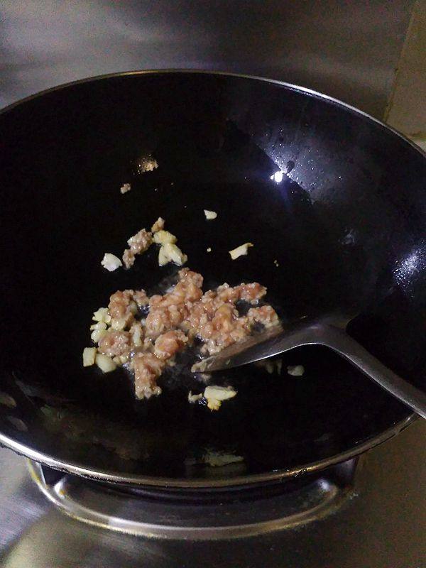 肉沫酸菜炒佛手瓜步骤3