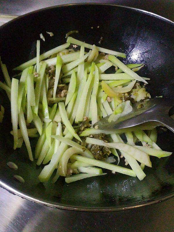 肉沫酸菜炒佛手瓜步骤5