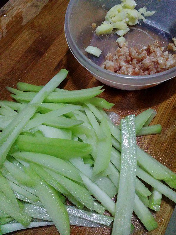 肉沫酸菜炒佛手瓜步骤2