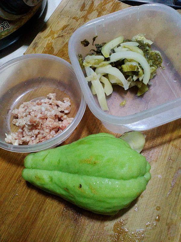 肉沫酸菜炒佛手瓜步骤1