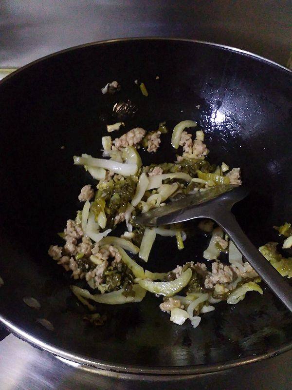肉沫酸菜炒佛手瓜步骤4