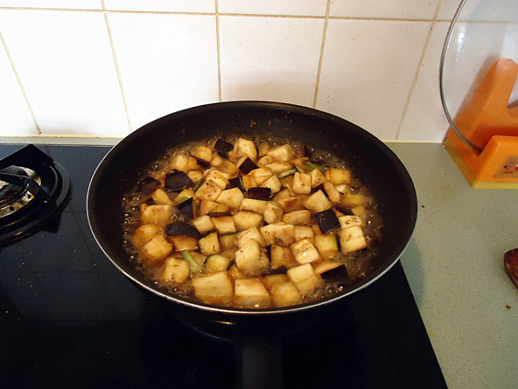 鱼香辣豆豉煮茄子步骤6