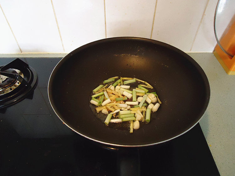 鱼香辣豆豉煮茄子步骤3