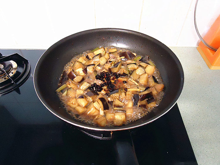 鱼香辣豆豉煮茄子步骤8