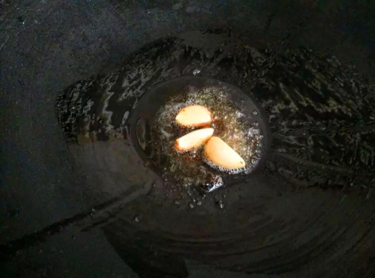 豆豉鲮鱼炒麦菜步骤4