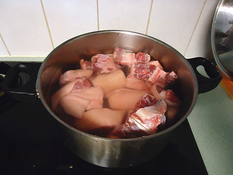 笋干焖南乳猪手步骤2