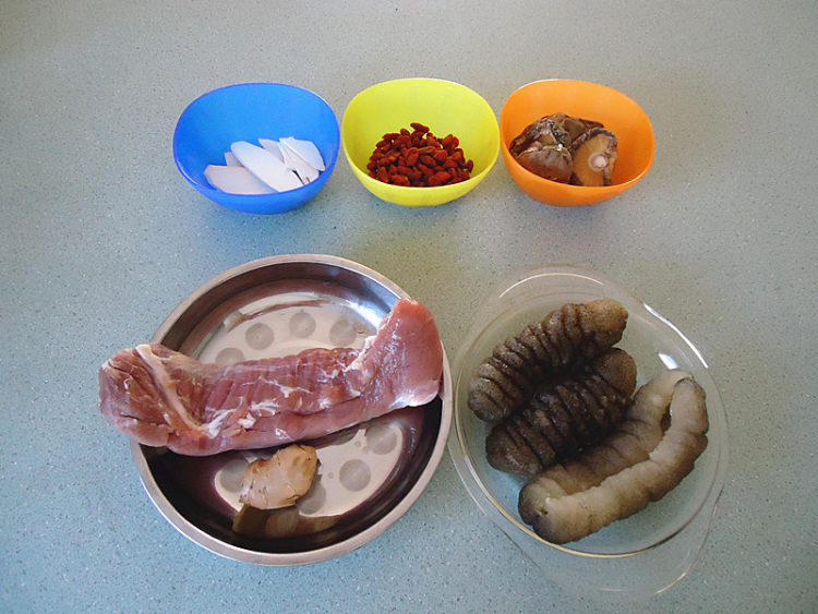 海参煲瘦肉汤步骤1