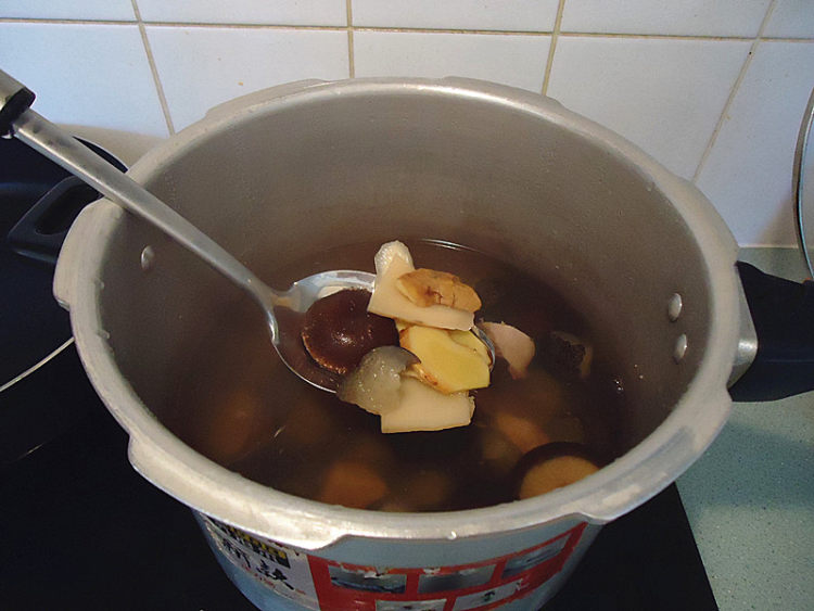 海参煲瘦肉汤步骤9