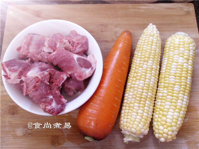 玉米胡萝卜猪骨汤步骤1