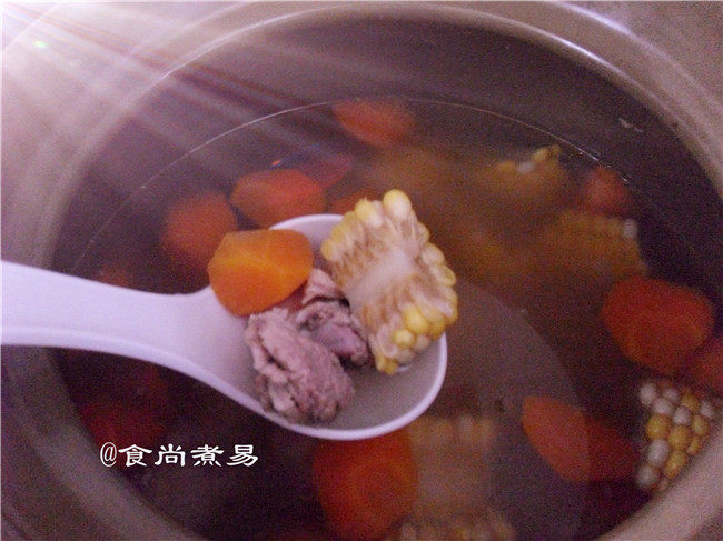 玉米胡萝卜猪骨汤步骤8