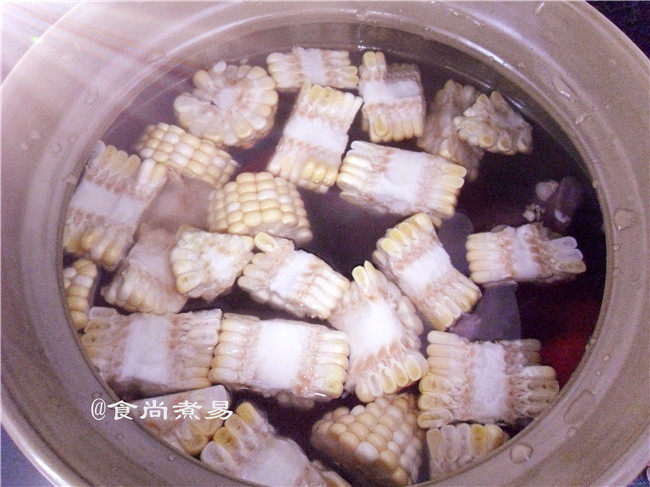 玉米胡萝卜猪骨汤步骤5