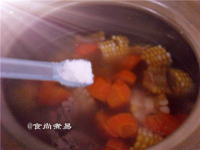 玉米胡萝卜猪骨汤步骤7