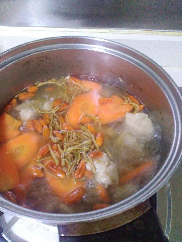 金银花杞子瘦肉猪腰汤步骤6