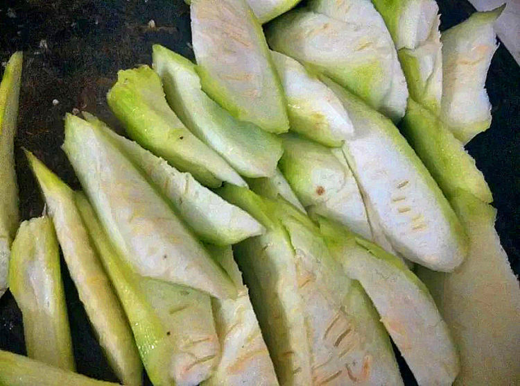 清炒丝瓜步骤2