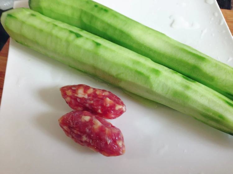 腊肠炒丝瓜步骤2
